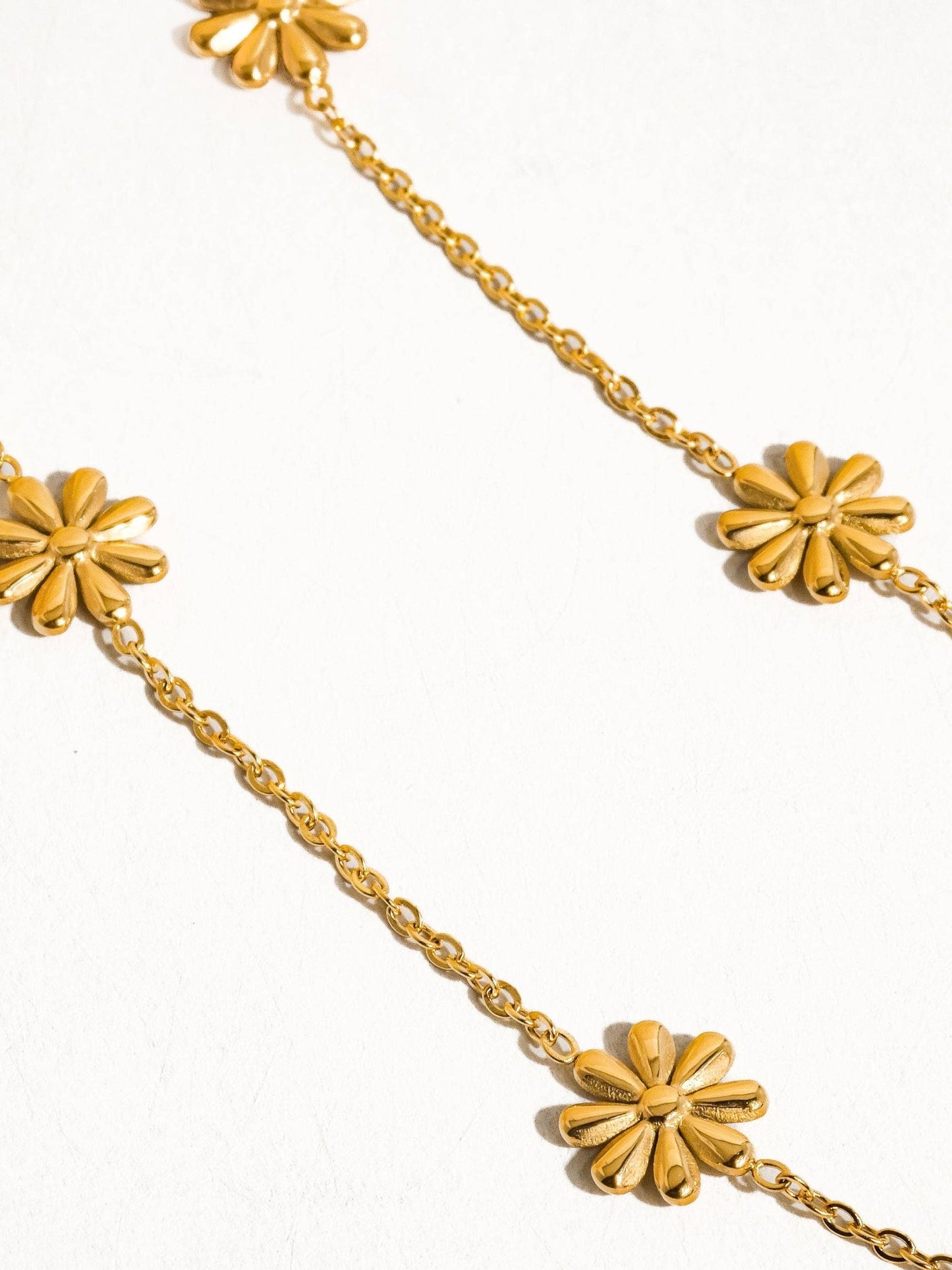 Sundown Non - Tarnish Festival Daisy Chain Necklace: Yellow Gold - KJ Clothier