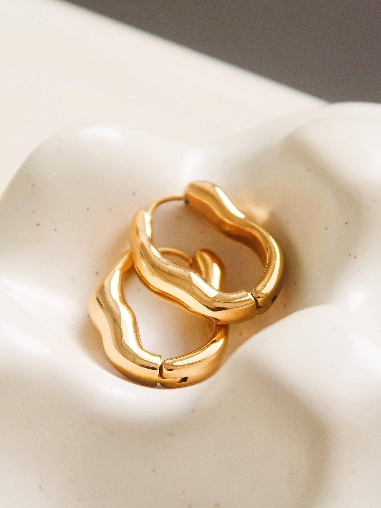 Darcy 18K Gold Non - Tarnish Oval Hoop Earring: Yellow Gold - KJ Clothier