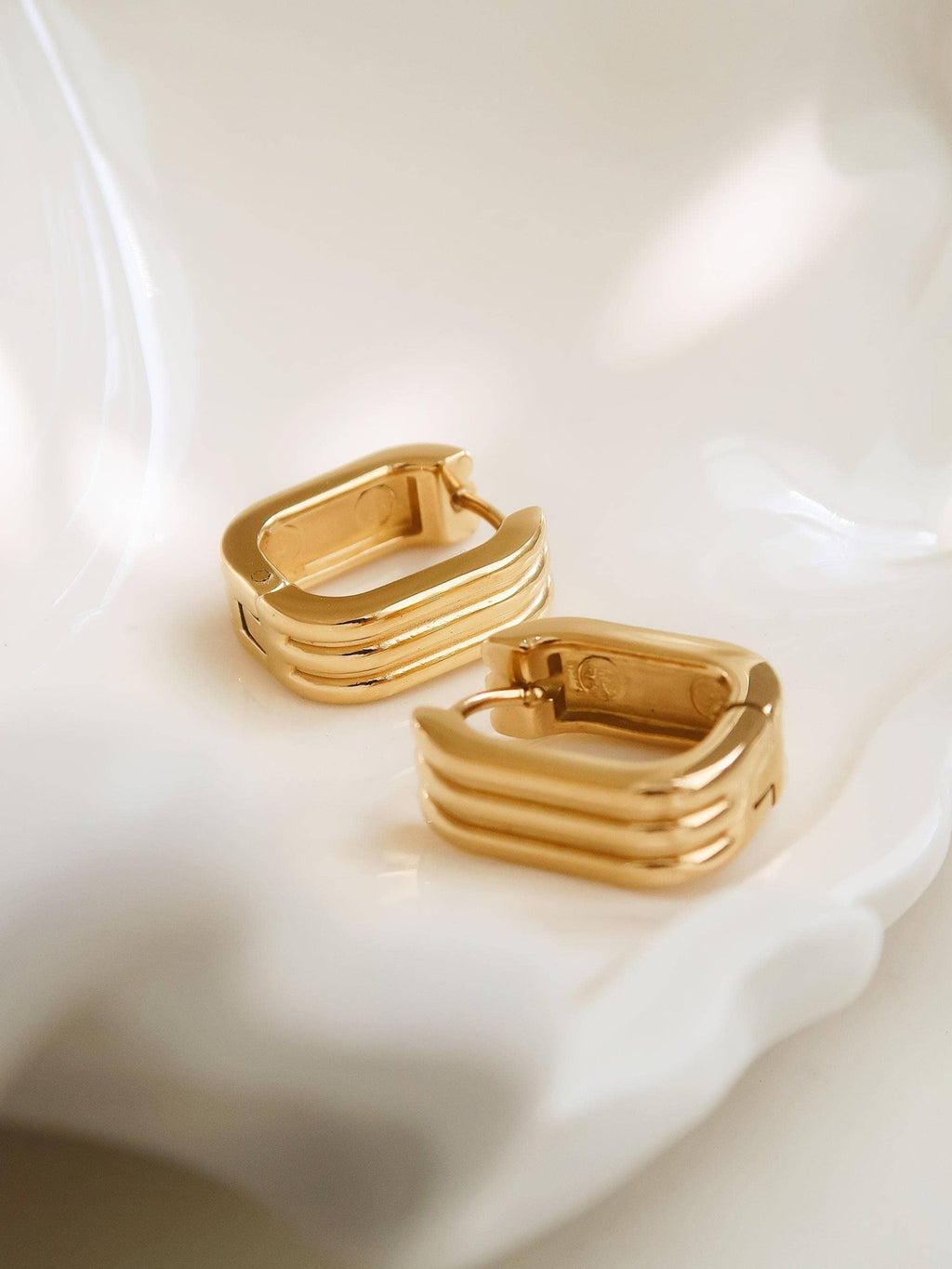 Noa 18K Gold Non - Tarnish Stripe Hoop Earring: Yellow Gold - KJ Clothier