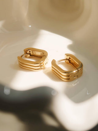 Noa 18K Gold Non - Tarnish Stripe Hoop Earring: Yellow Gold - KJ Clothier