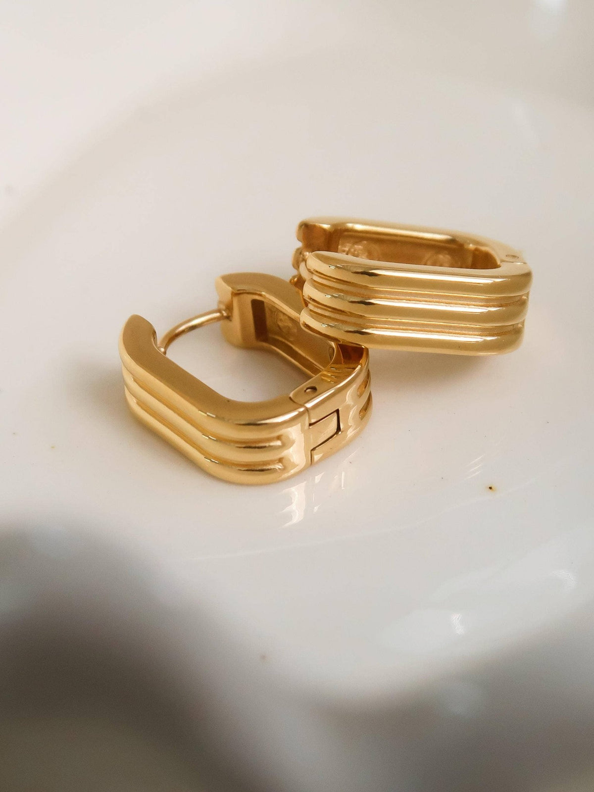 Noa 18K Gold Non - Tarnish Stripe Hoop Earring: Yellow Gold - KJ Clothier